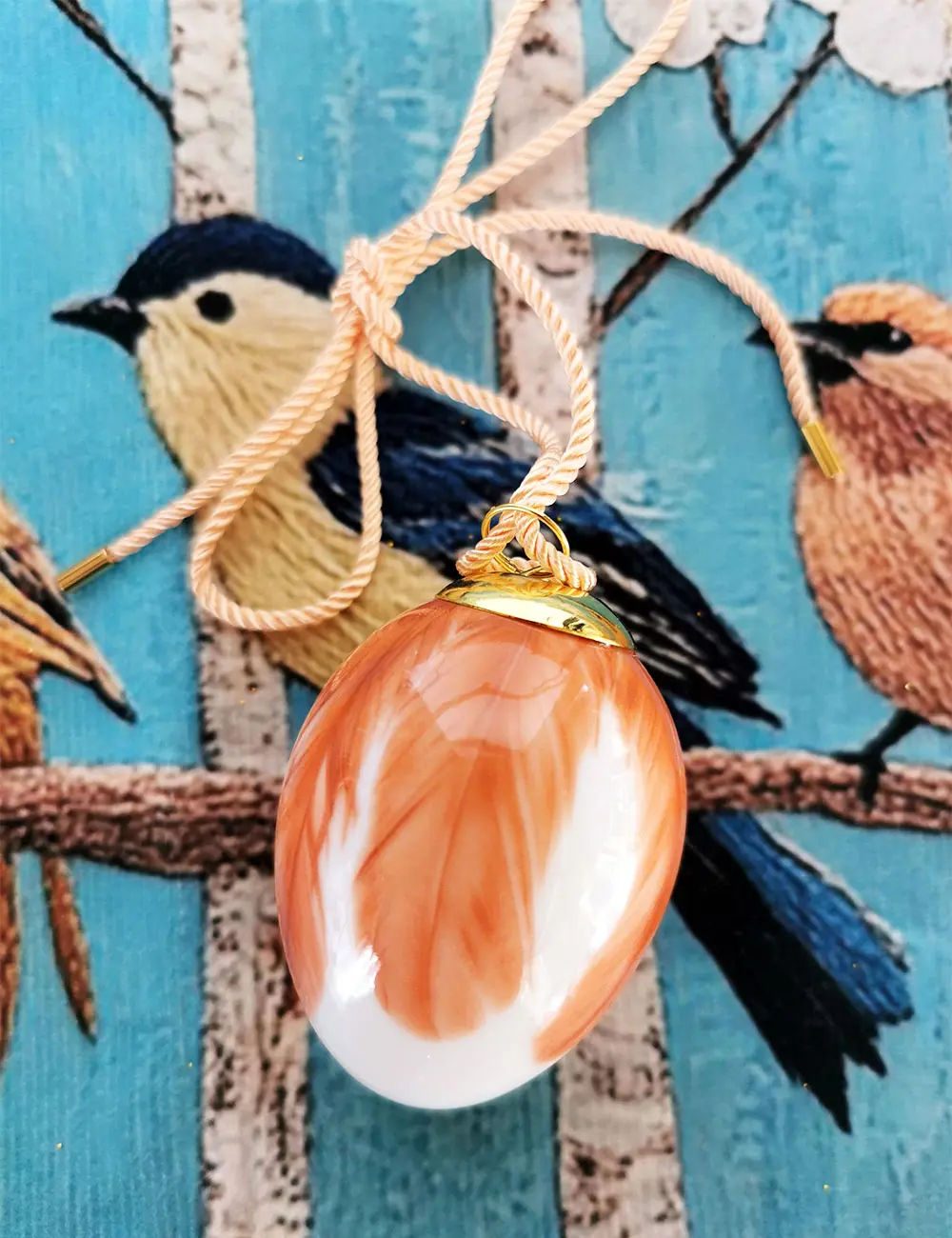 In 2025, for the first time, feathers in various colors are depicted on the elegant Easter eggs.