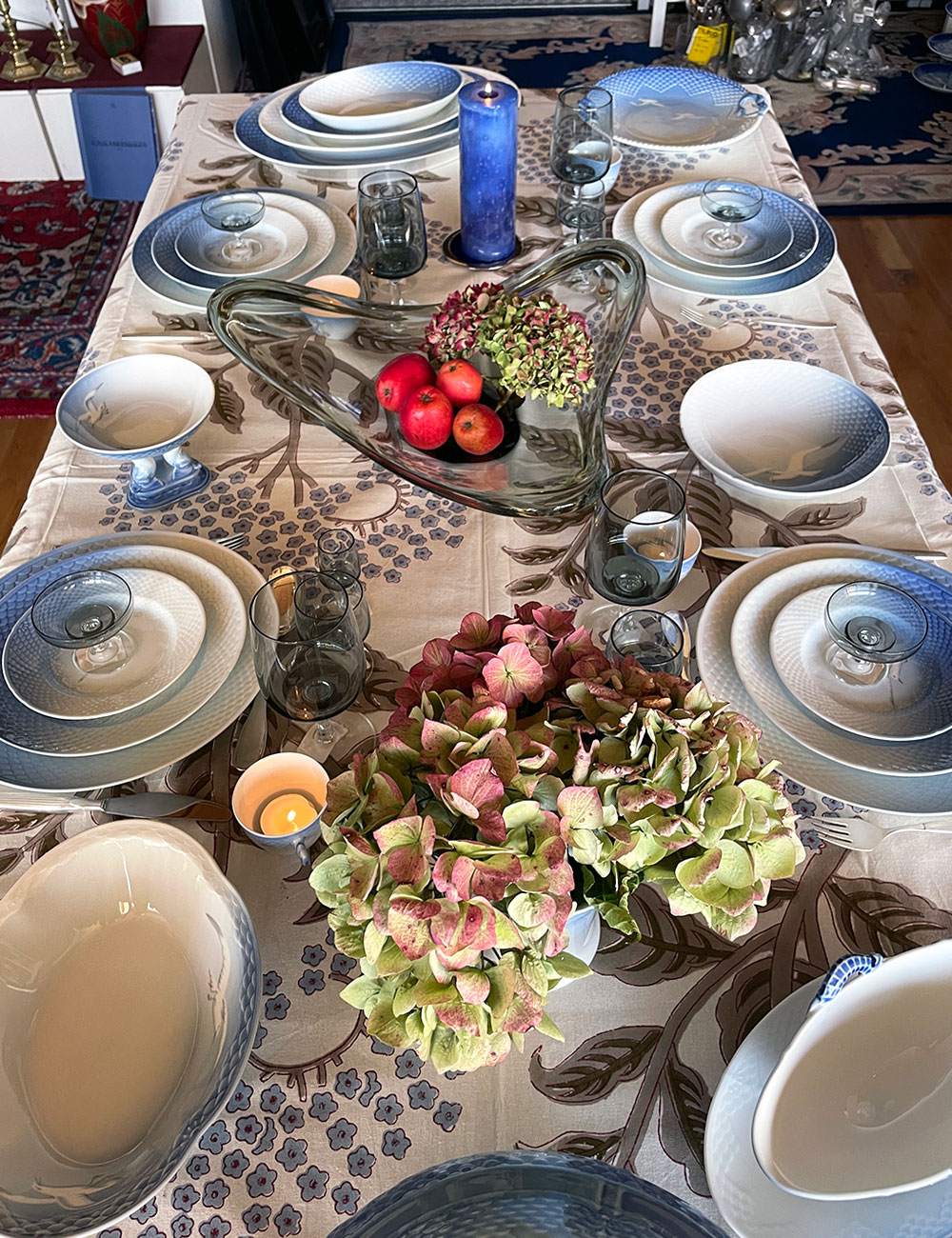 Set the table with Seagull dinnerware without gold trim