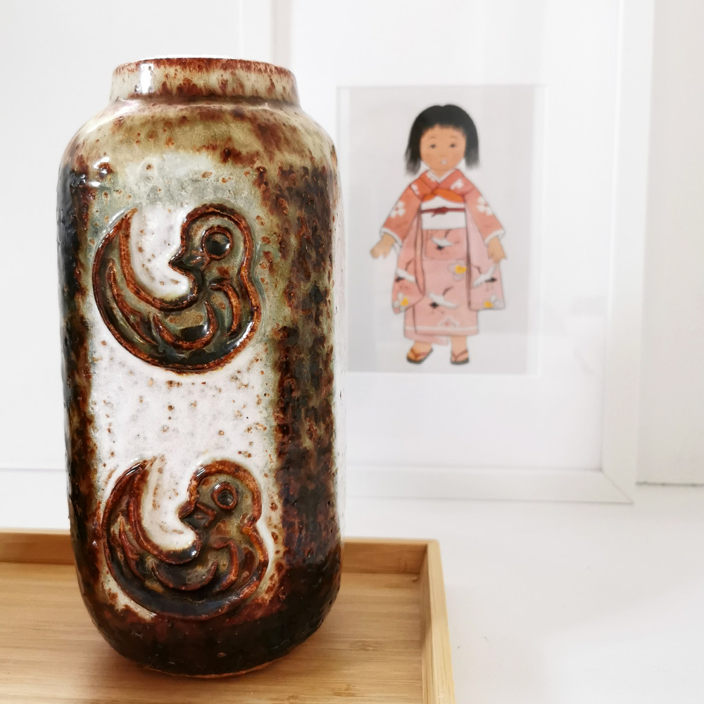 Retro in modern settings: Kingo Ceramics vase with birds no. 6320