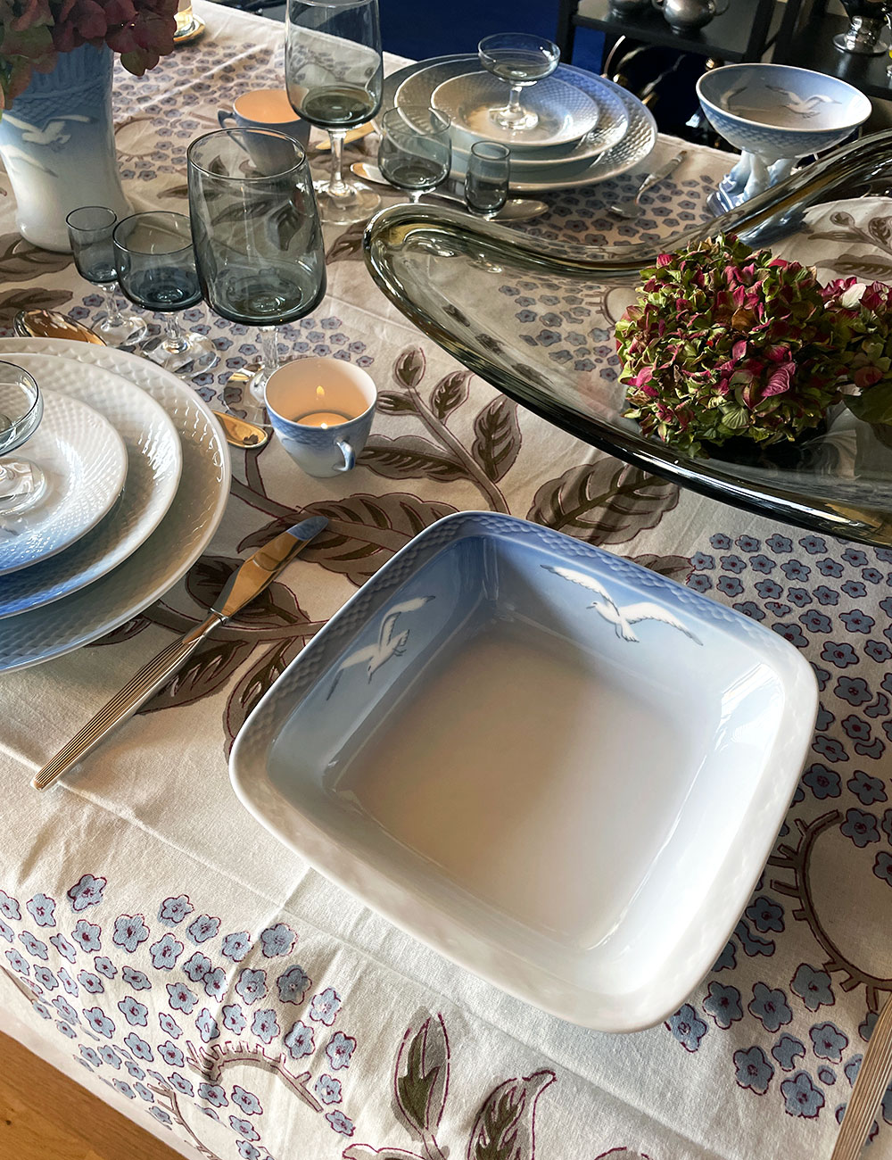 Set the table with Seagull dinnerware without gold trim